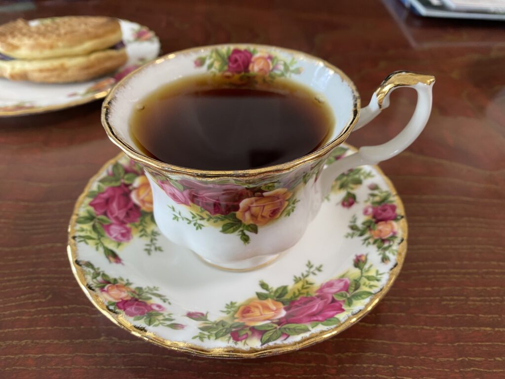 さくらブルボン大盛りです。ロイヤルアルバートのコーヒーカップで