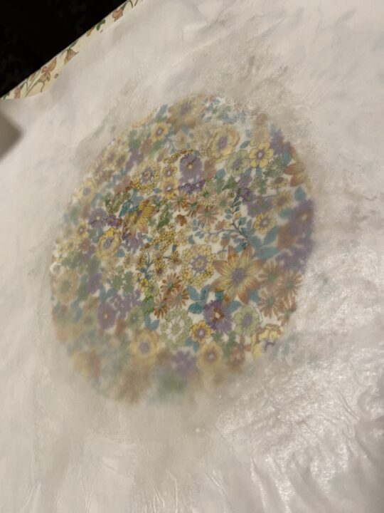 蜜蝋がしみ込んだところは色が濃くなる