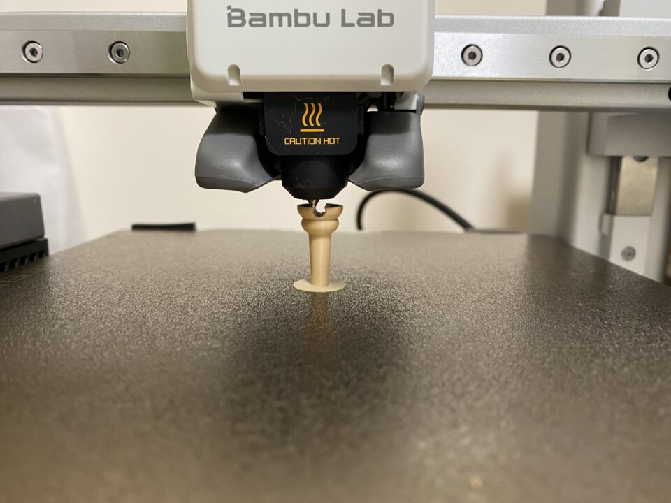 3Dプリンターでひょうたんの栓をプリントしている様子