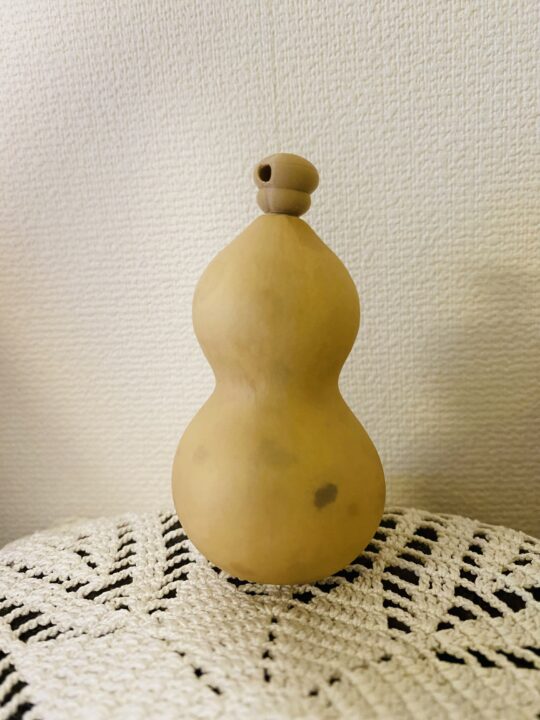 手作りのひょうたんに3Dプリンターで作った栓がぴったりはまっている様子