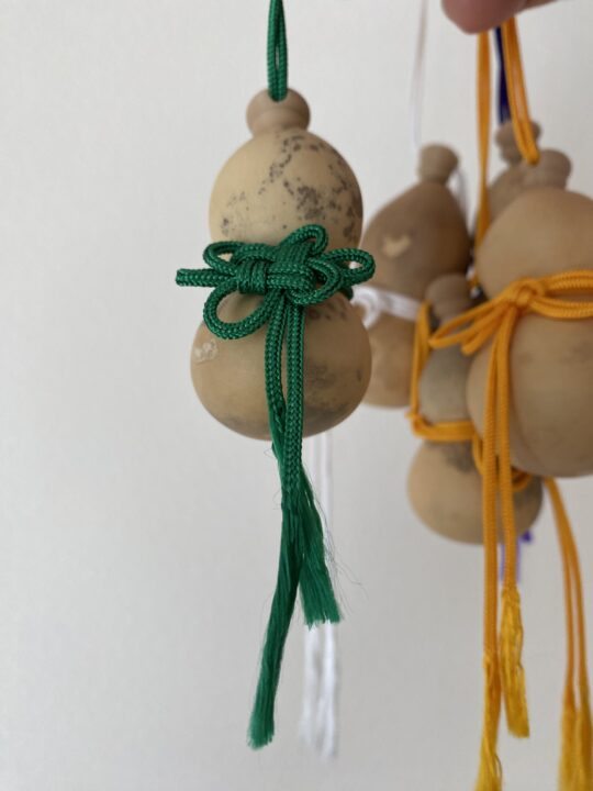 緑色のリリアン紐で吉祥結びを施した、手作り瓢箪と３Dプリンター製の栓のアップ写真