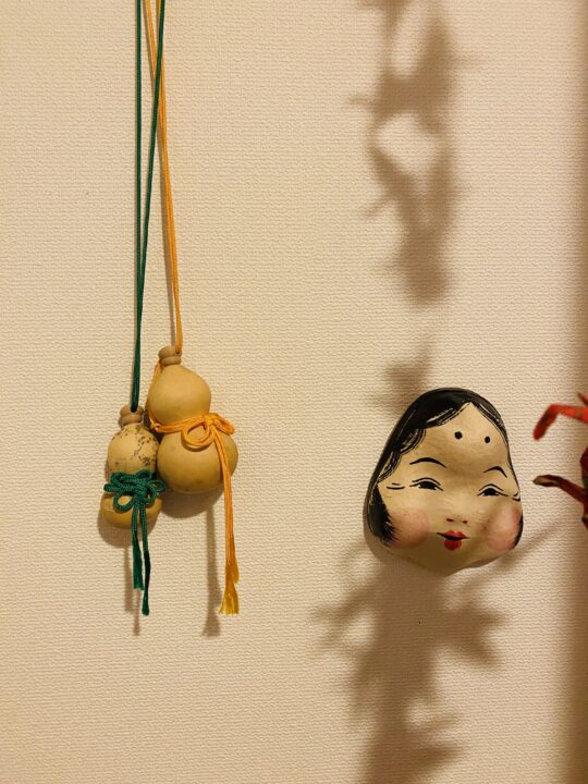 種から育てた、飾り結び（二重叶結び、吉祥結び）付きの瓢箪を飾った玄関の様子