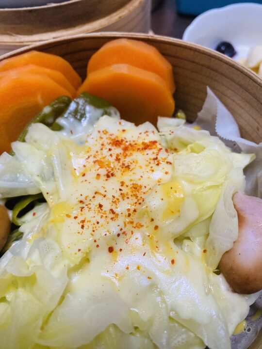 蒸し野菜とチーズに、自家製唐辛子をトッピングした料理