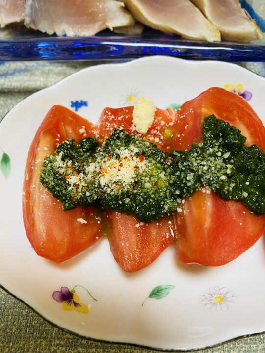 自家製バジルソースと自家製唐辛子を添えたトマト