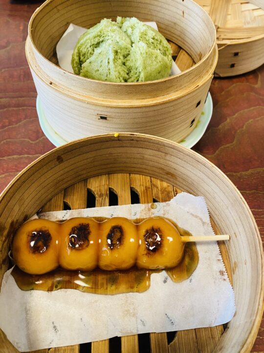 せいろで蒸してツヤツヤになったみたらし団子とよもぎ蒸しパン