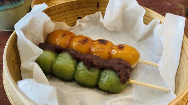 せいろで蒸してツヤツヤになったみたらし団子