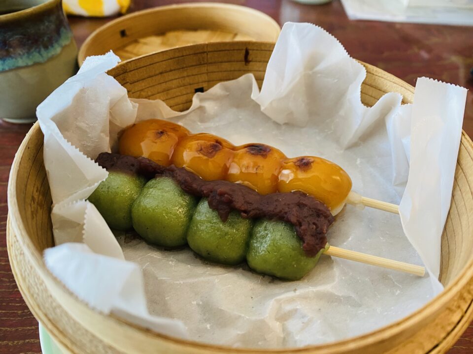 せいろで蒸してツヤツヤになったみたらし団子