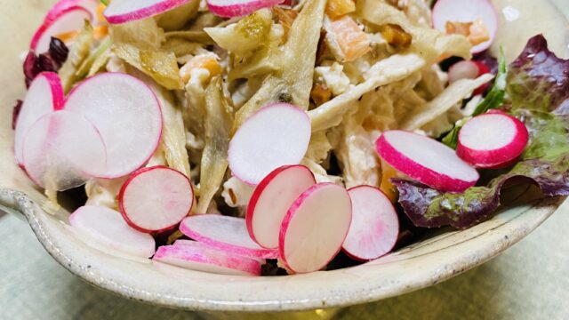 ダイソーのラディッシュをトッピングしたお惣菜サラダ
