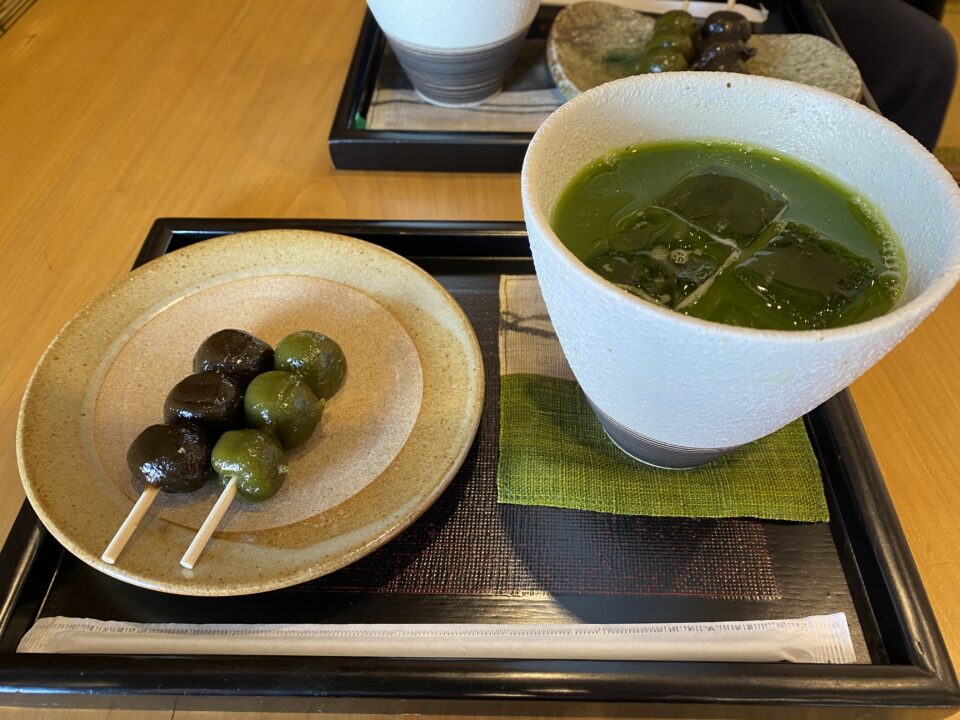 平等院鳳凰堂の帰りに宇治でティータイム 冷たい抹茶とおだんご