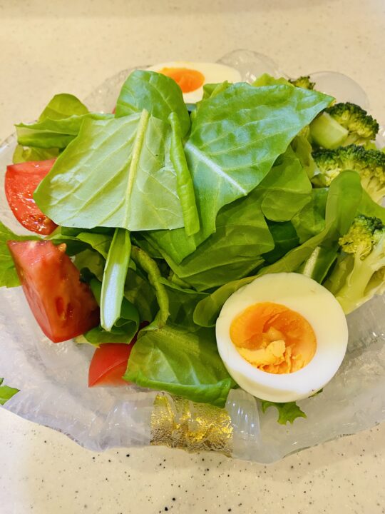 水耕栽培でとれたレタスがメインのサラダ