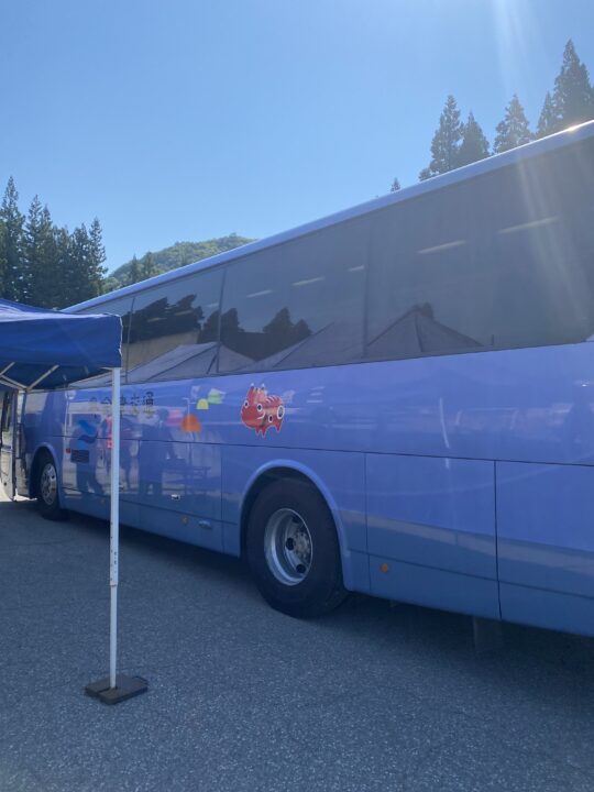 ふるさと会津工人まつりの臨時駐車場からでるシャトルバス