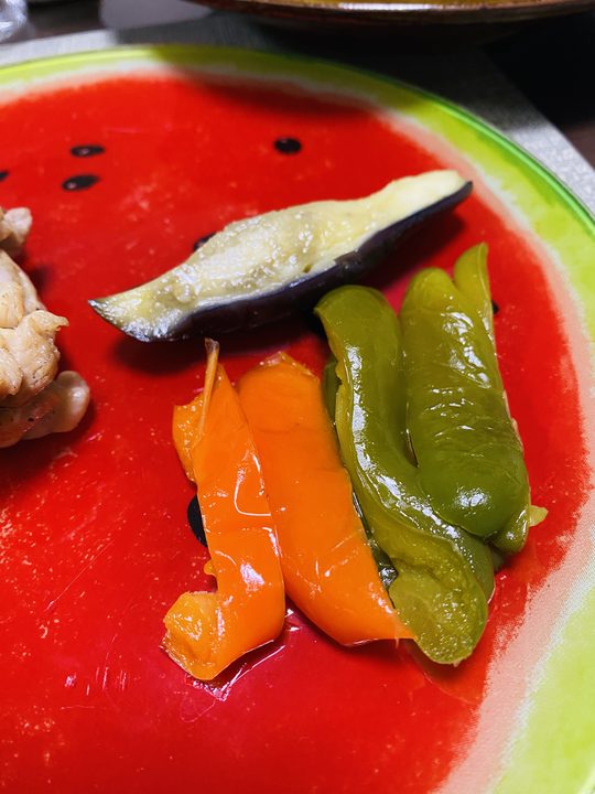 ナスやピーマンと一緒に調理したスイートペッパーの料理
